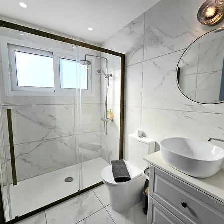 Lägenhet Newly Renovated 2 Bedroom With Pool & Seaview