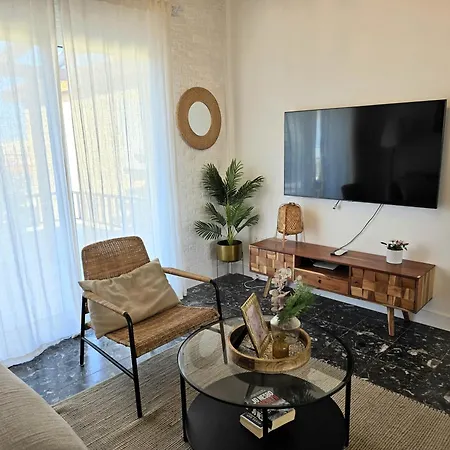 Newly Renovated 2 Bedroom With Pool & Seaview *