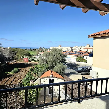 Newly Renovated 2 Bedroom With Pool & Seaview דירה *