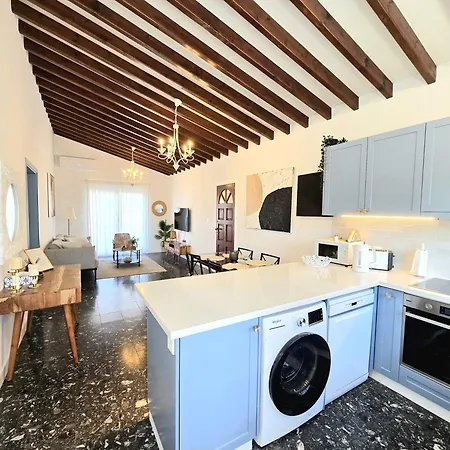 Newly Renovated 2 Bedroom With Pool & Seaview *