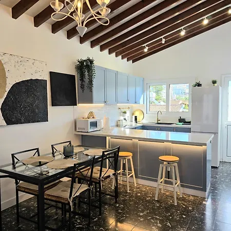 Appartement Newly Renovated 2 Bedroom With Pool & Seaview