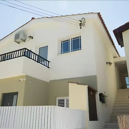 Apartment Newly Renovated 2 Bedroom With Pool & Seaview *