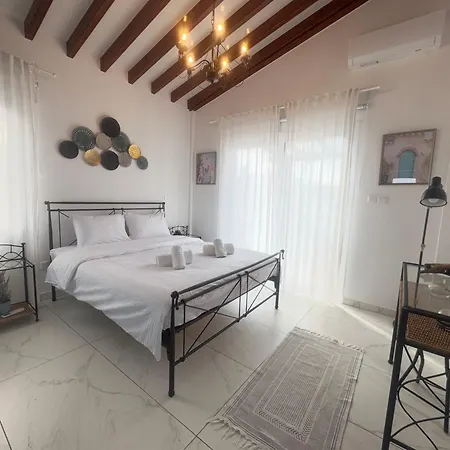 Newly Renovated 2 Bedroom With Pool & Seaview