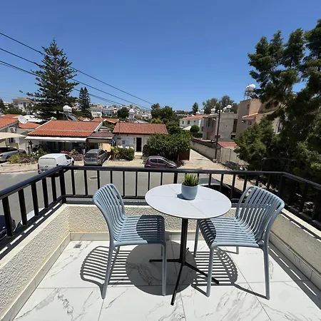 Newly Renovated 2 Bedroom With Pool & Seaview דירה *