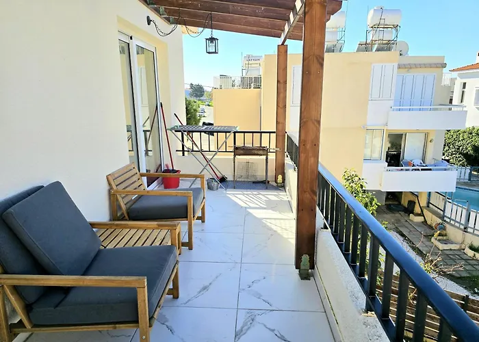 Newly Renovated 2 Bedroom With Pool & Seaview Lägenhet
