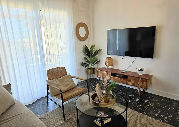 Newly Renovated 2 Bedroom With Pool & Seaview *