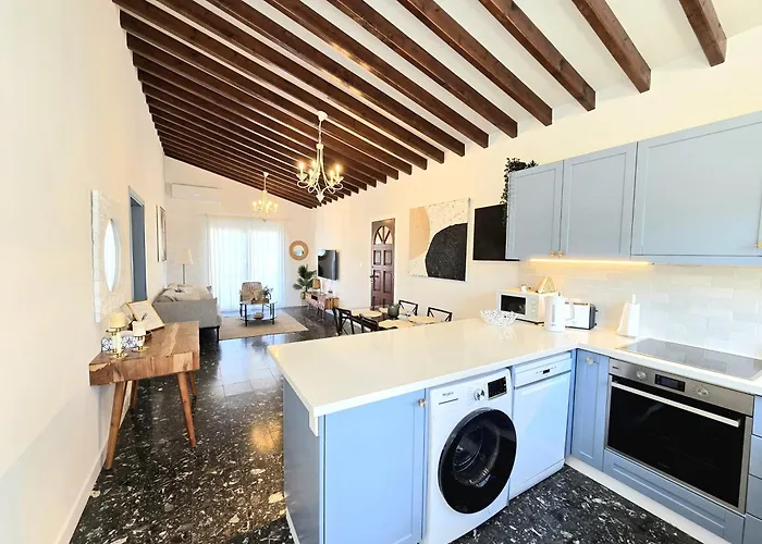 Newly Renovated 2 Bedroom With Pool & Seaview *