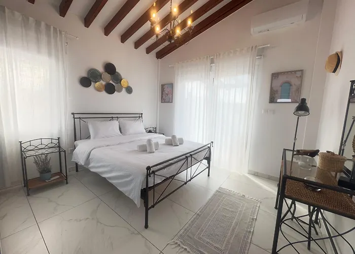 Newly Renovated 2 Bedroom With Pool & Seaview