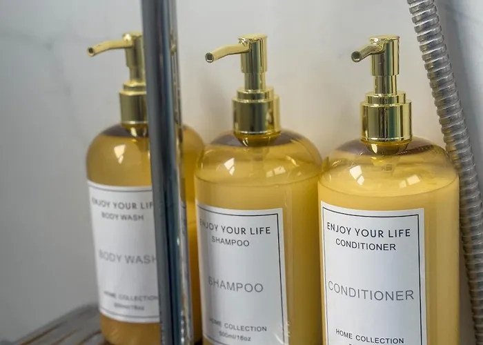 Newly Renovated 2 Bedroom With Pool & Seaview